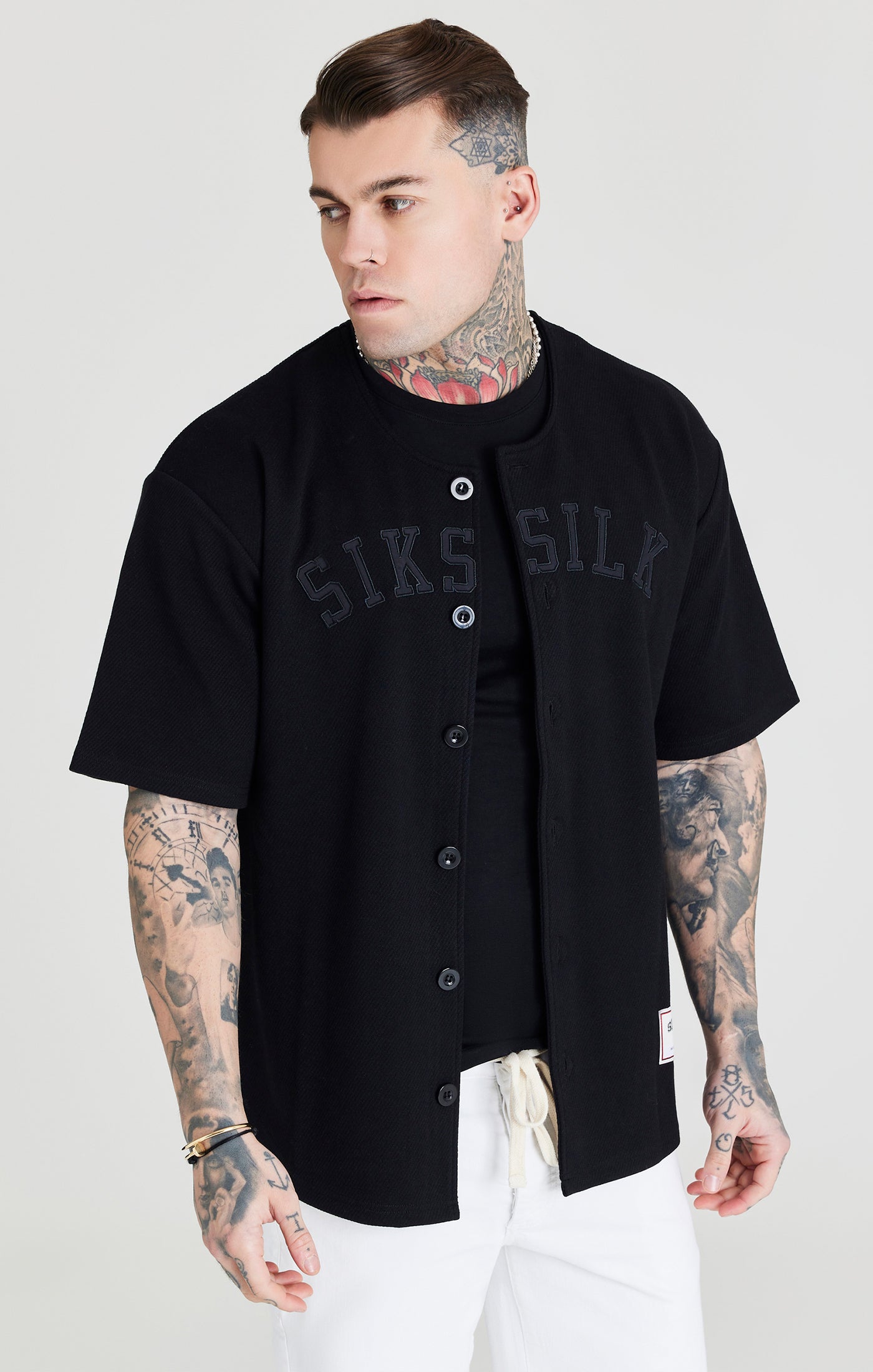 Cargar imagen en el visor de la galería, Sweater de béisbol SikSilk Retro Elite - Negro