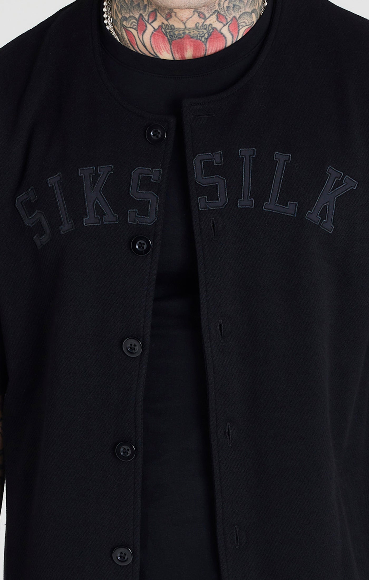 Cargar imagen en el visor de la galería, Sweater de béisbol SikSilk Retro Elite - Negro (1)