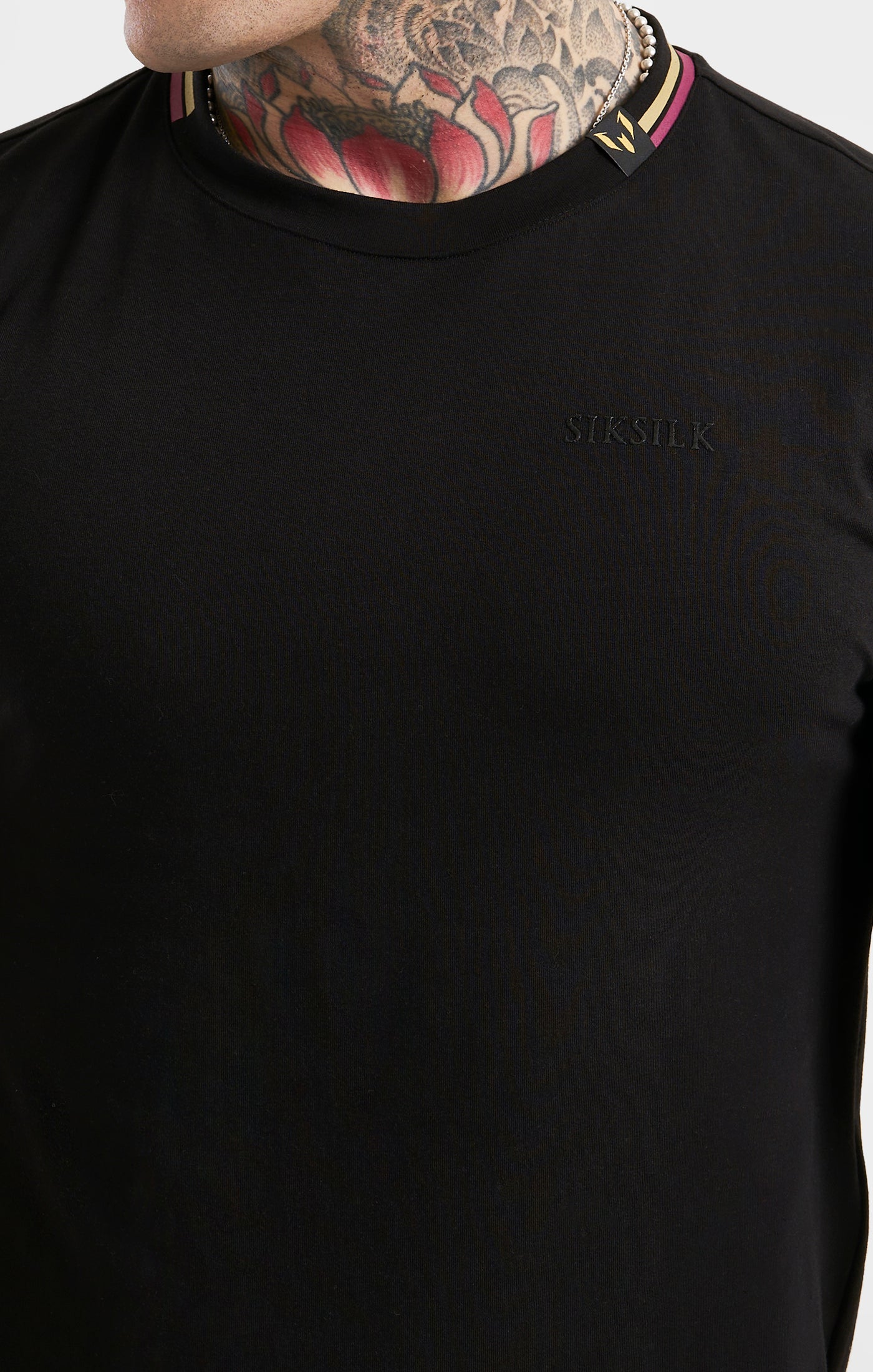 Cargar imagen en el visor de la galería, Messi x SikSilk Black Collar Muscle Fit T-Shirt (1)