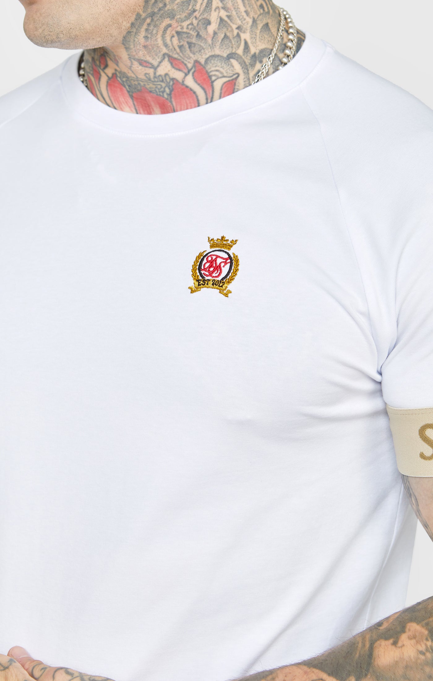 Cargar imagen en el visor de la galería, Camiseta Blanca con Puño Elástico y Blasón (1)