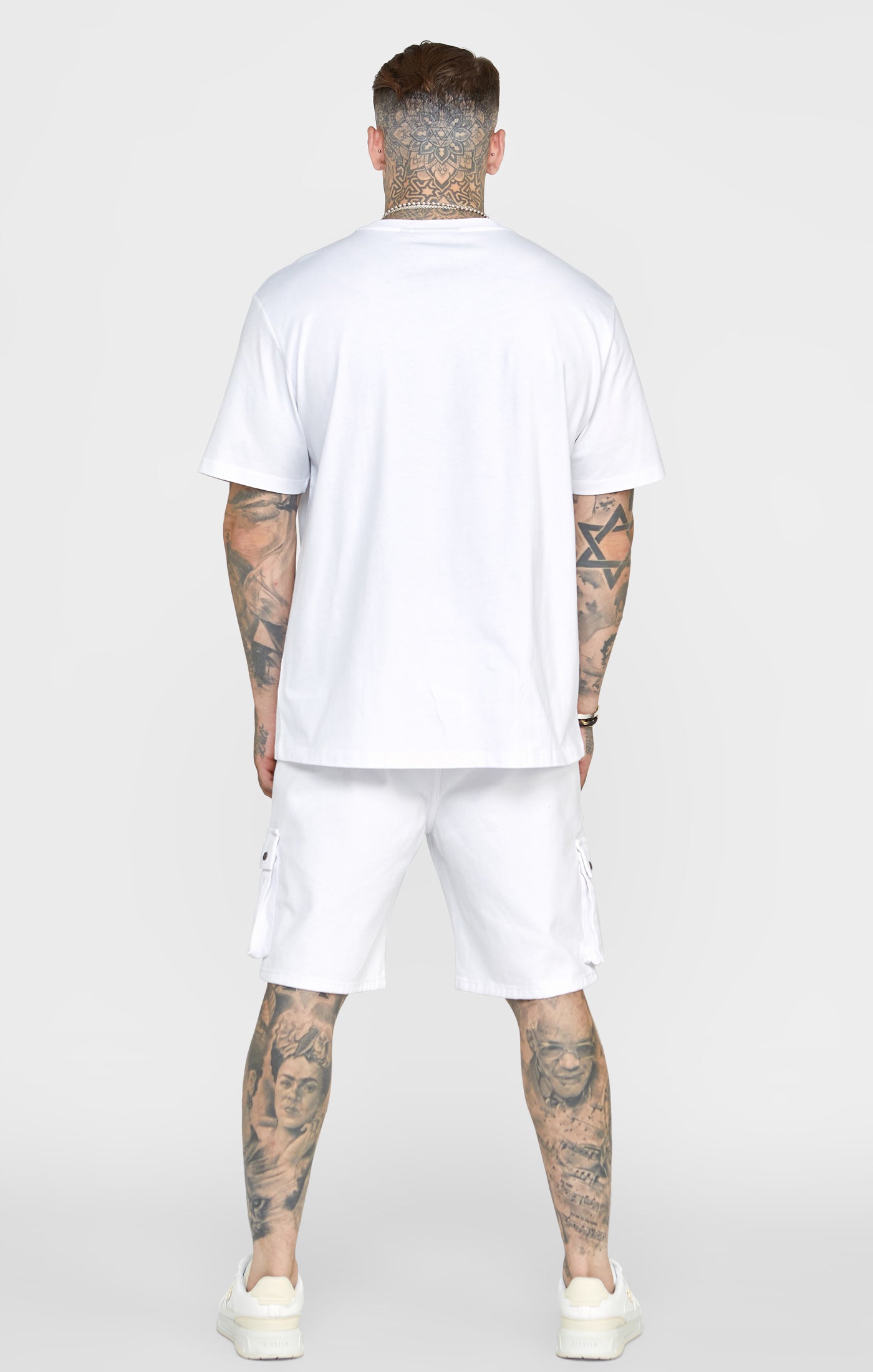 Cargar imagen en el visor de la galería, Camiseta Oversize Blanca con Blasón (4)