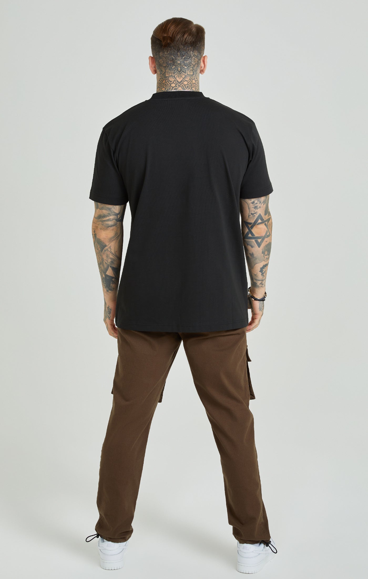 Cargar imagen en el visor de la galería, Camiseta Oversize con Logotipo Negra (4)