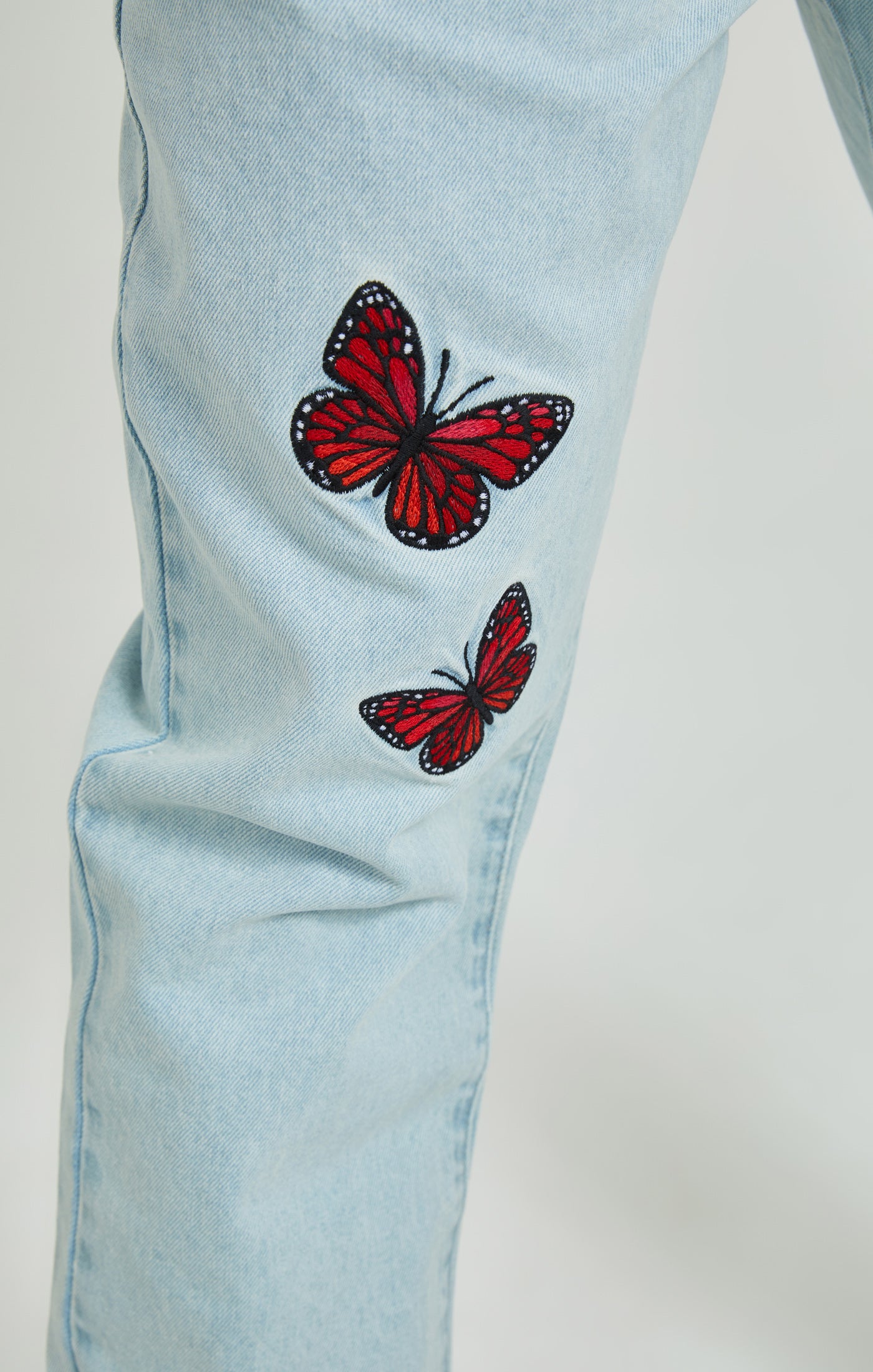 Cargar imagen en el visor de la galería, Light Blue Wash Butterfly Straight Cut Denim Jeans (5)