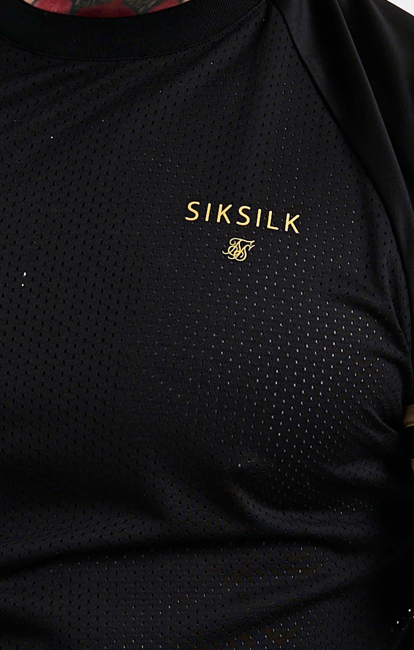 Cargar imagen en el visor de la galería, Polera deportiva SikSilk de malla - Negro y dorado (1)