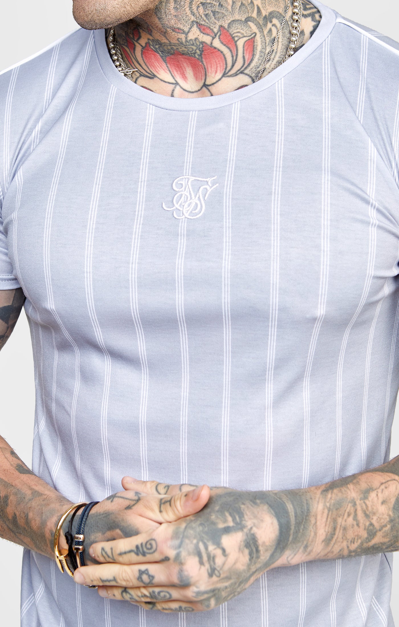 Cargar imagen en el visor de la galería, Grey Striped Muscle Fit T-Shirt (1)