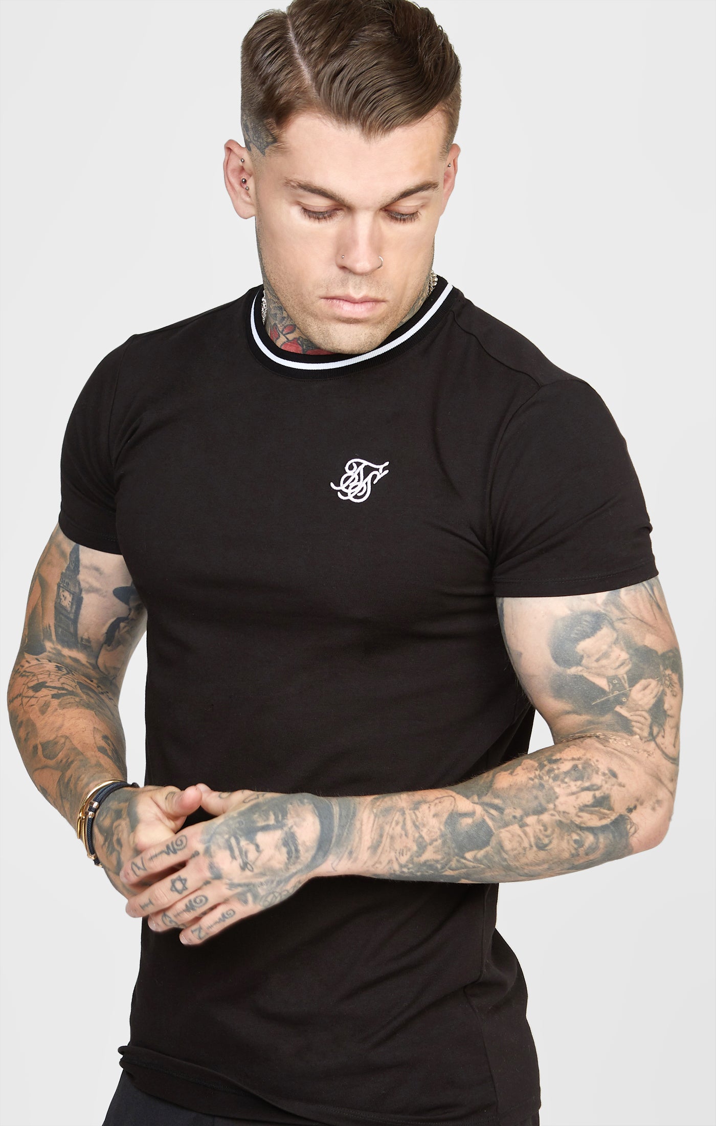 Cargar imagen en el visor de la galería, Camiseta Negra De Corte Deportivo Con Canalé Teñido En Hilo