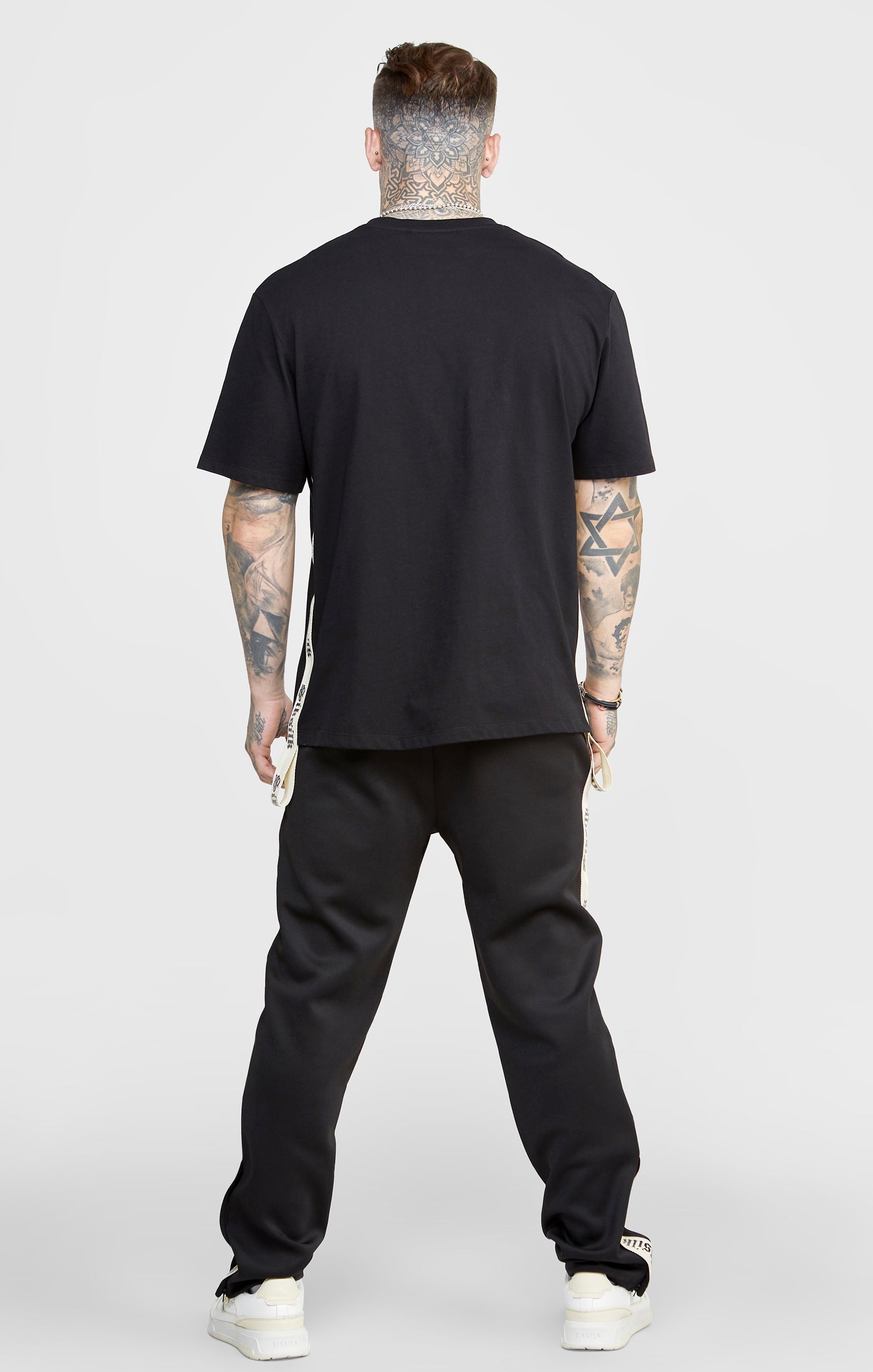 Cargar imagen en el visor de la galería, Pantalón De Chándal Negro Con Puños Abiertos Y Cinta Gótica (4)