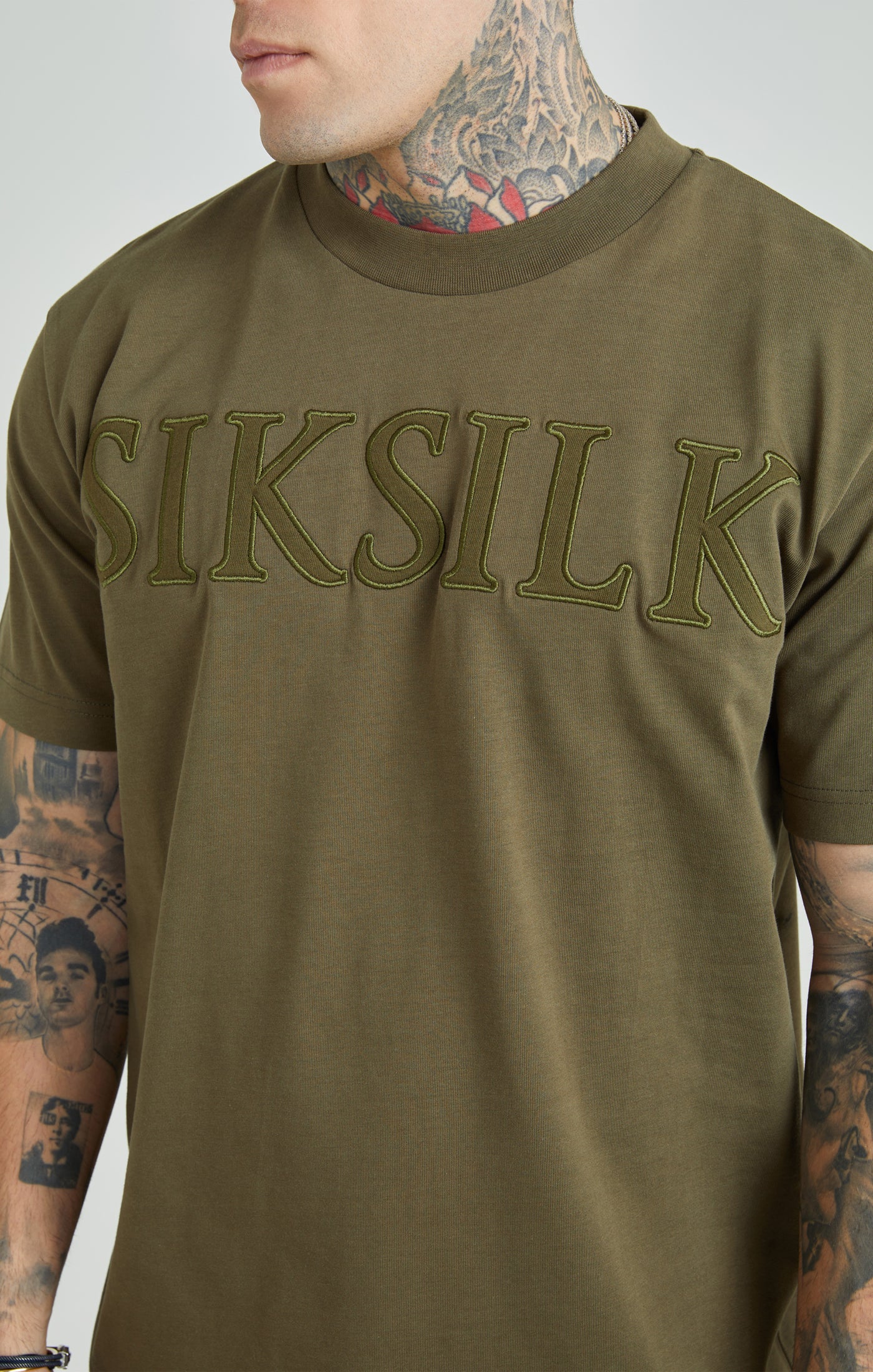 Cargar imagen en el visor de la galería, Khaki Applique Logo Oversized Fit T-Shirt (2)