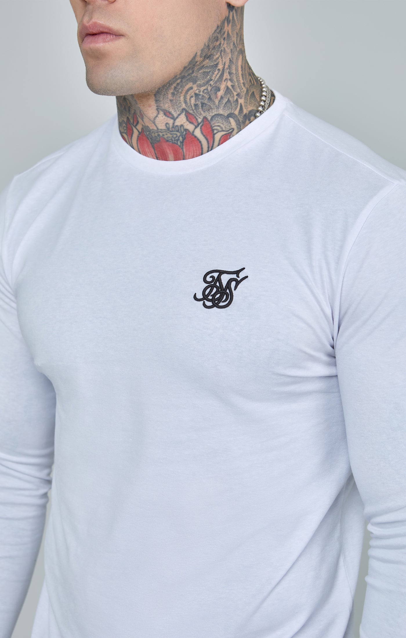 Cargar imagen en el visor de la galería, White Essential Long Sleeve Muscle Fit T-Shirt (2)