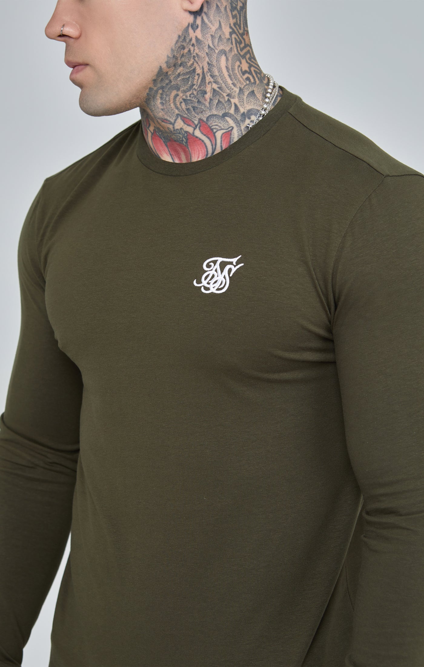 Cargar imagen en el visor de la galería, Khaki Essential Long Sleeve Muscle Fit T-Shirt (2)