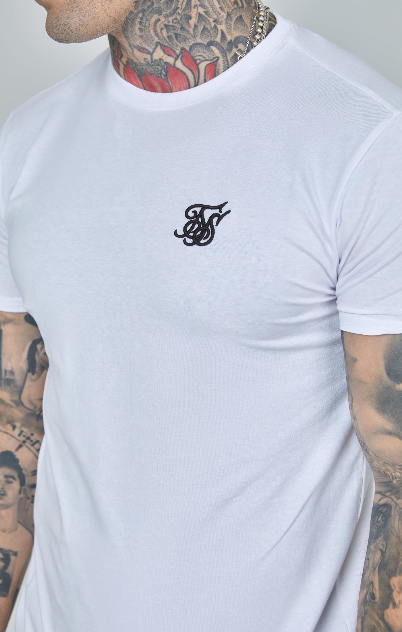 Cargar imagen en el visor de la galería, White Essential Short Sleeve Muscle Fit T-Shirt (2)