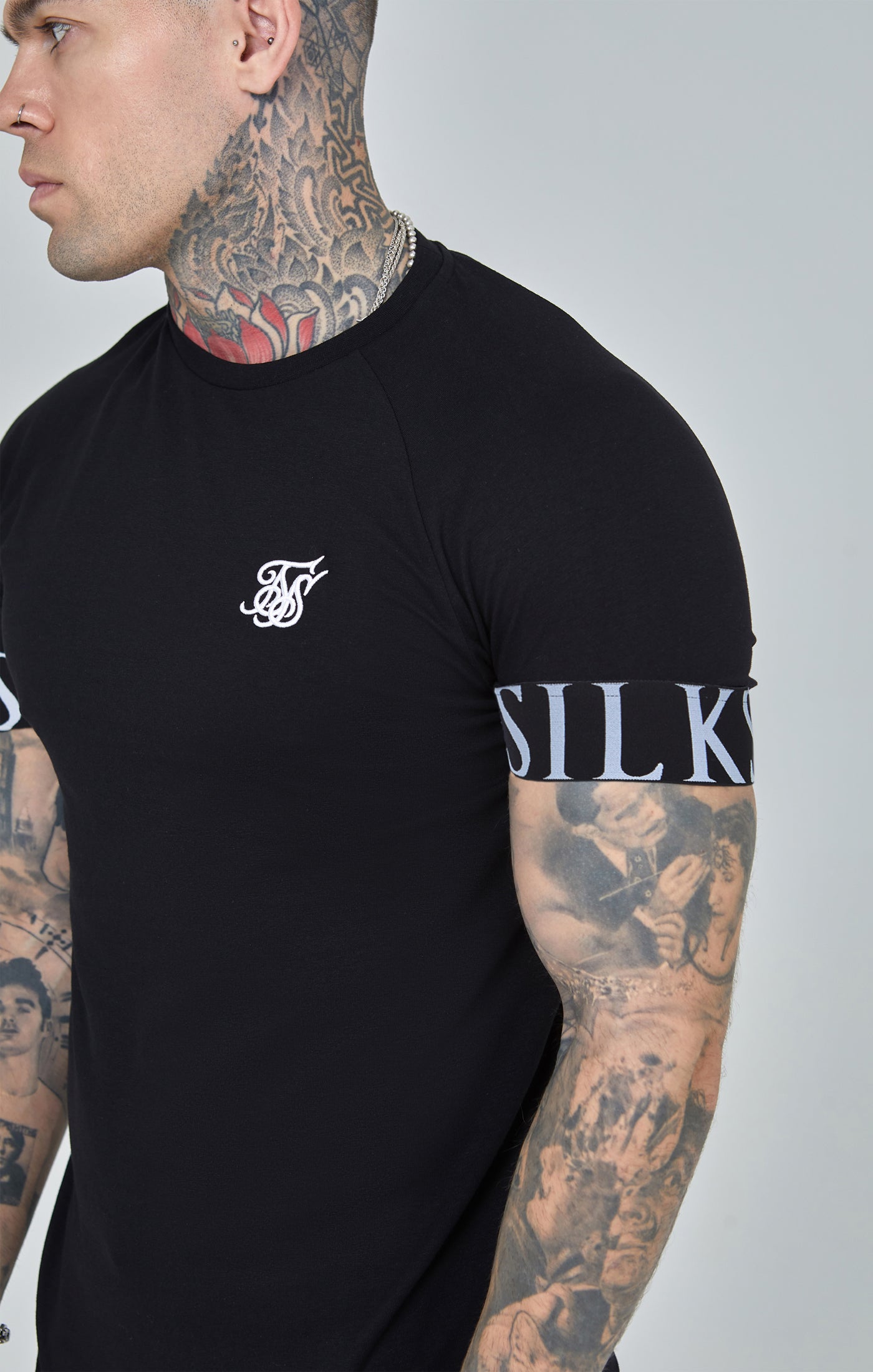Cargar imagen en el visor de la galería, Black Essential Elastic Cuff Muscle Fit T-Shirt (2)