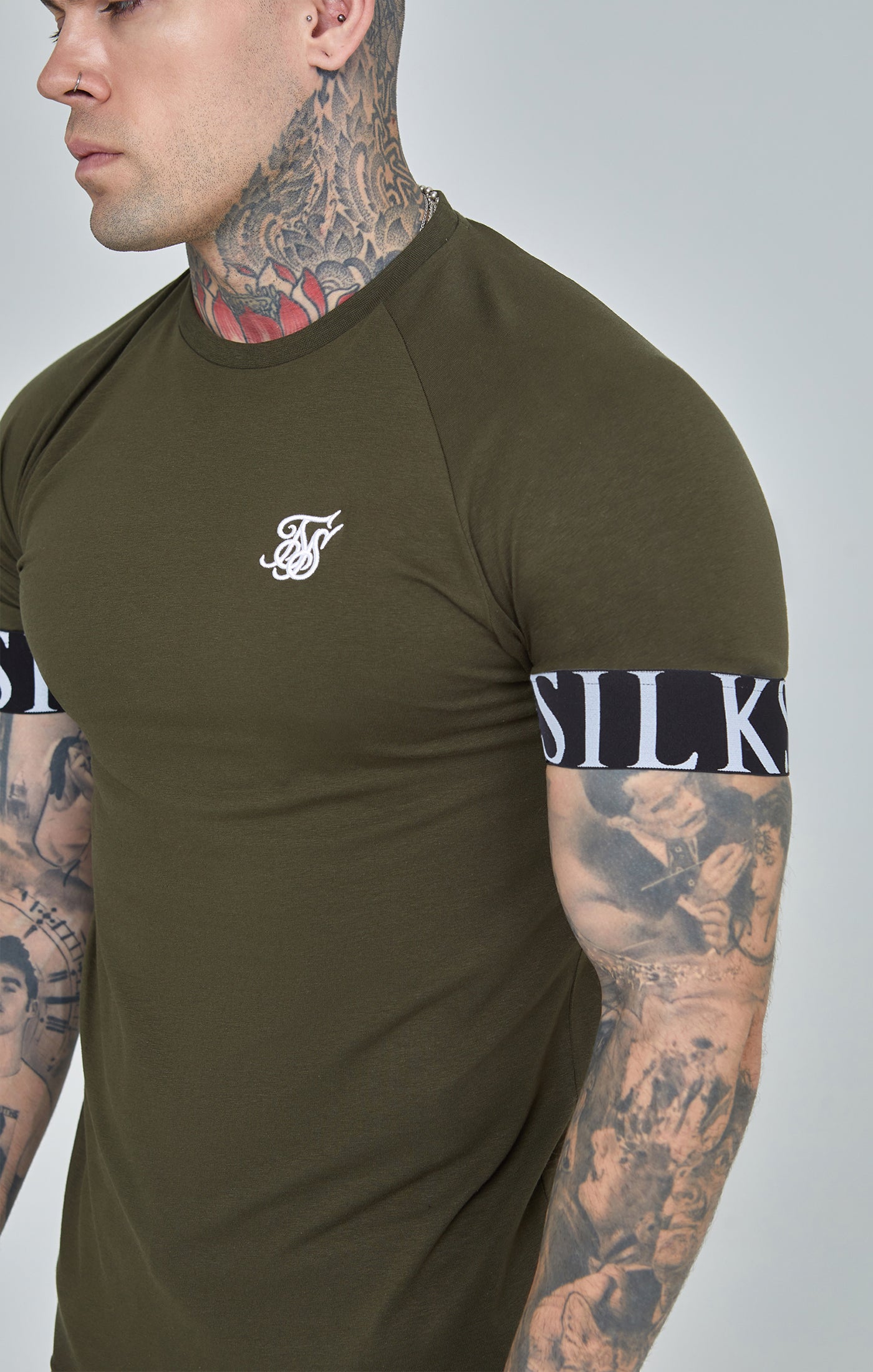 Cargar imagen en el visor de la galería, Khaki Essential Elastic Cuff Muscle Fit T-Shirt (2)