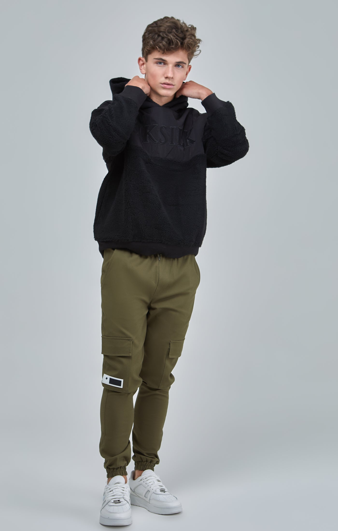 Cargar imagen en el visor de la galería, Sudadera con Capucha de Mezcla de Nailon y Sherpa Negra para Niño (1)