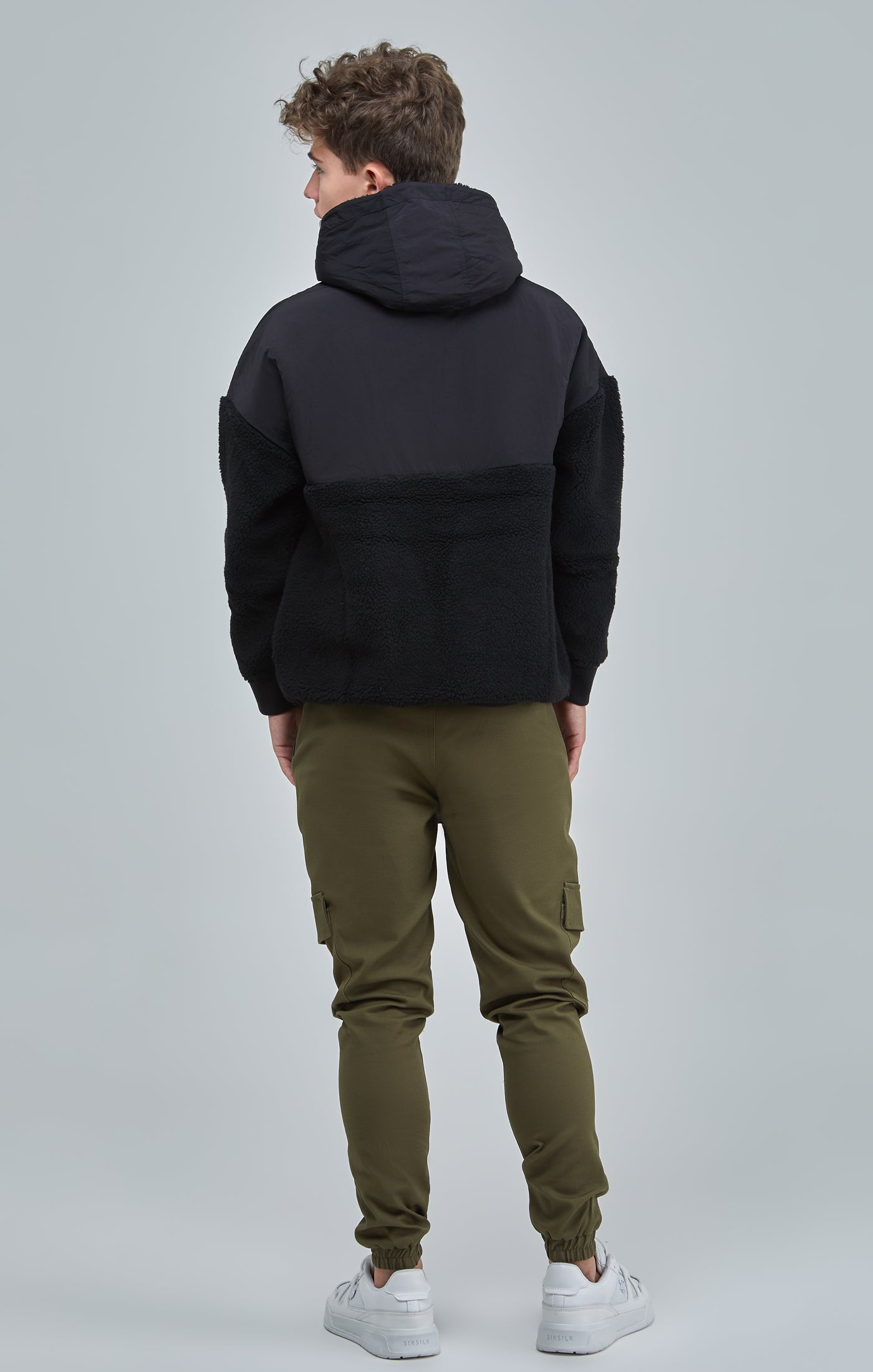 Cargar imagen en el visor de la galería, Sudadera con Capucha de Mezcla de Nailon y Sherpa Negra para Niño (4)