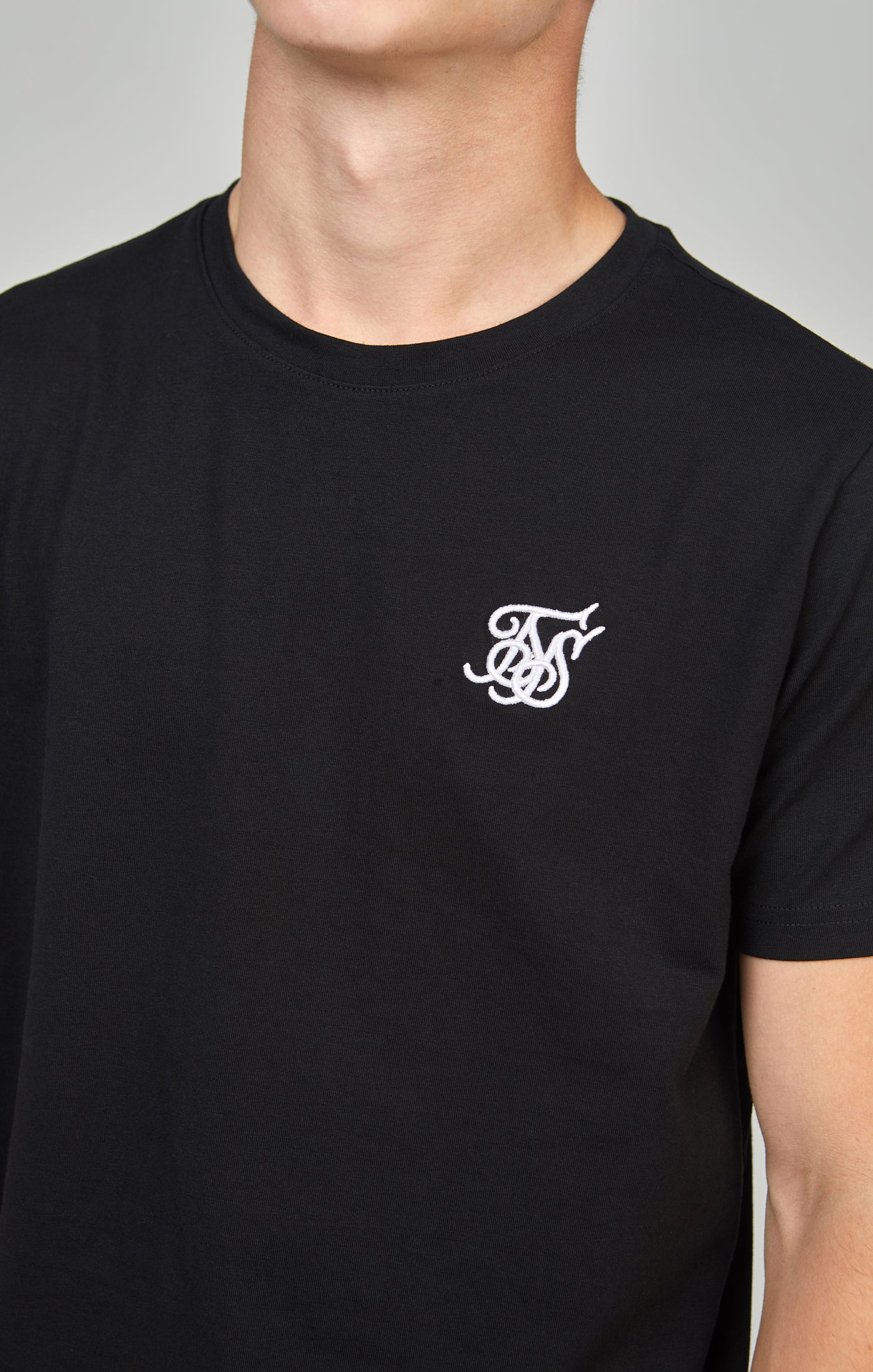Cargar imagen en el visor de la galería, Boys Black Essentials T-Shirt (1)
